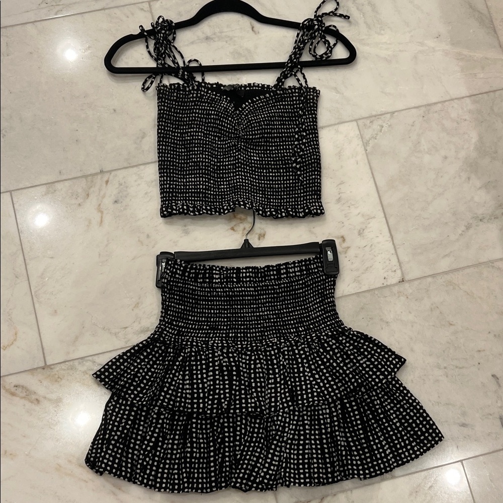 Reset Black and white set. Top size M, skirt size small. I’d say junior sizing.